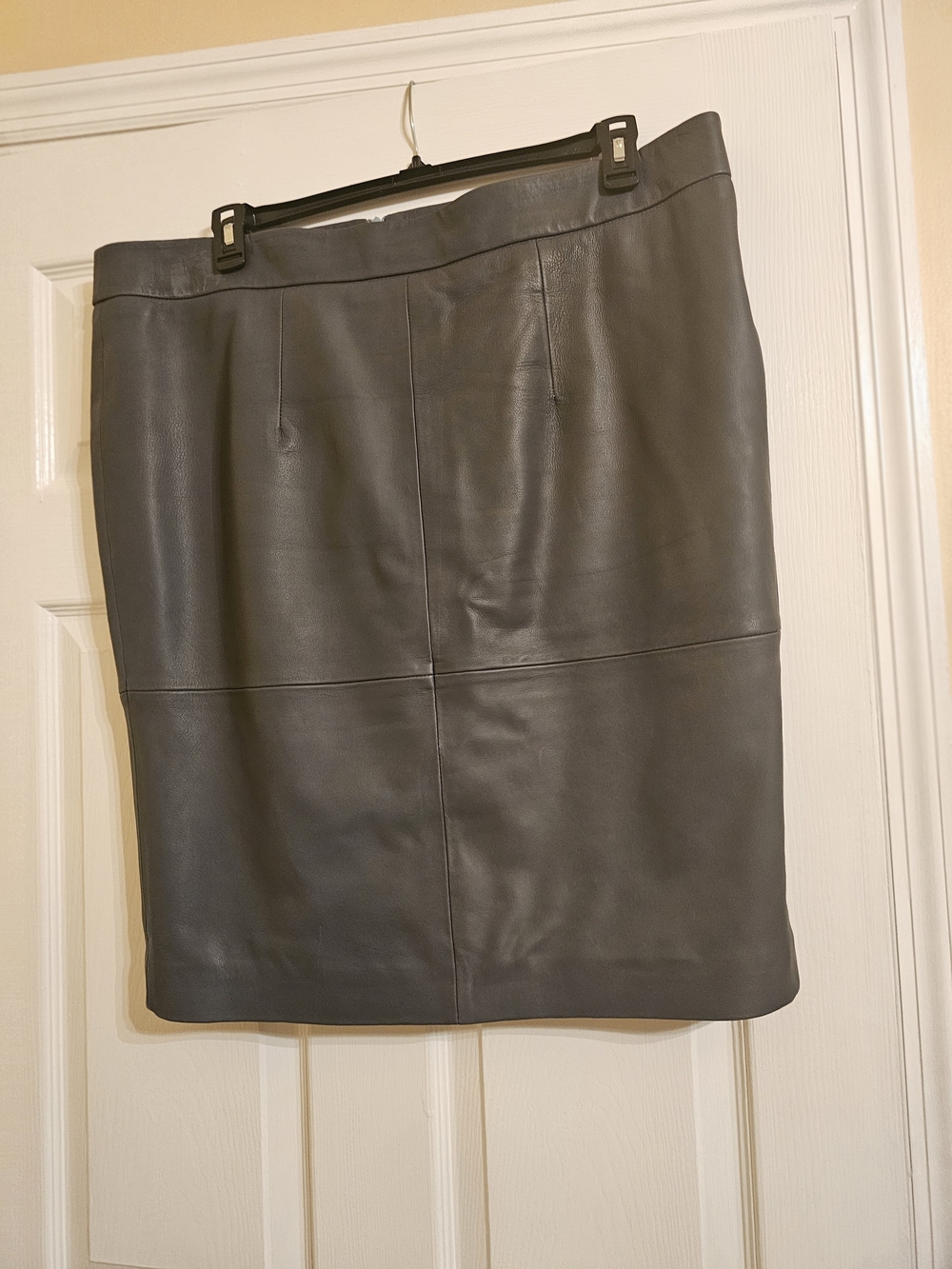 Genuine Leather Gray Skirt – Classic & Sophisticated Size XXL
